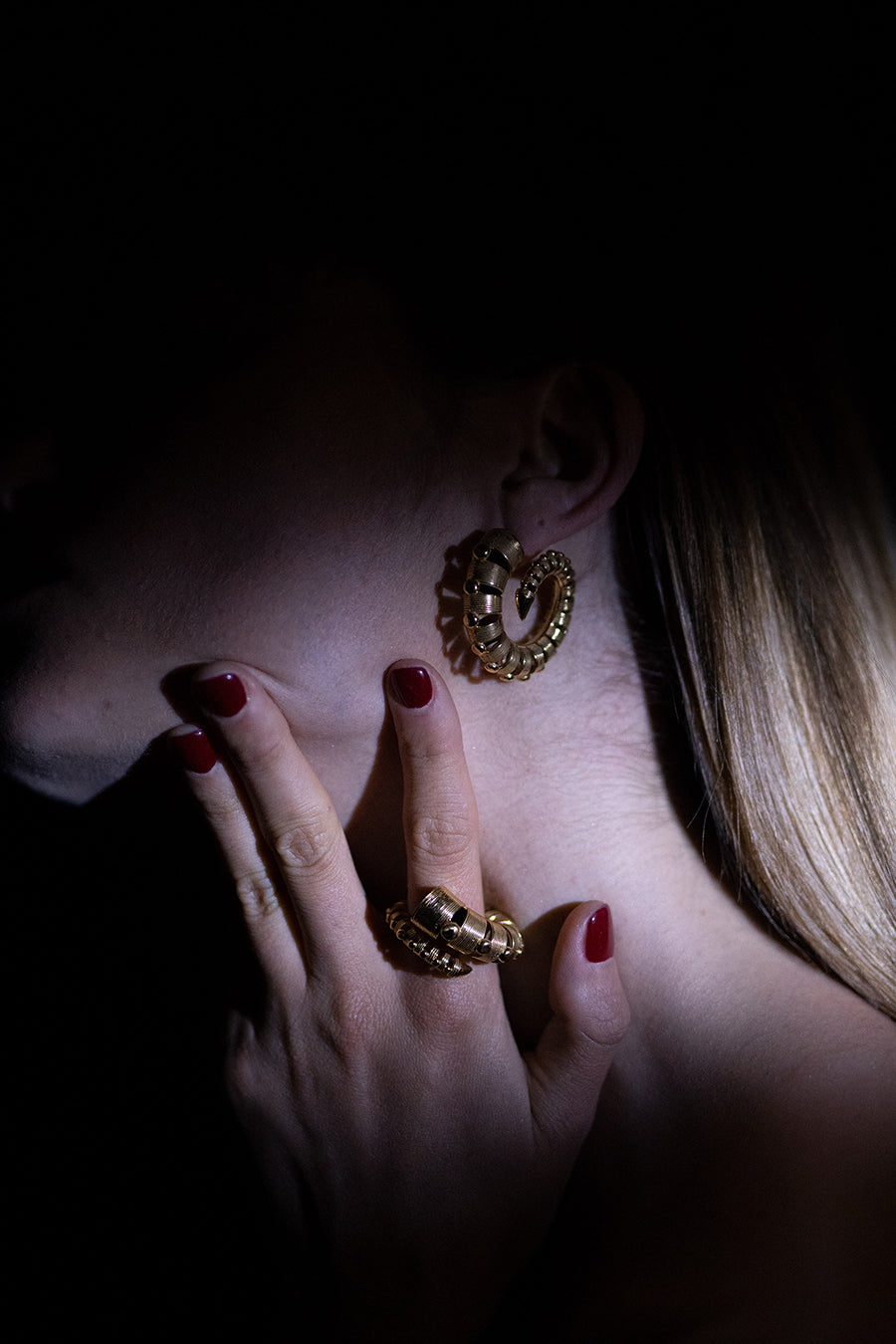 BRINCOS CHIFRE DE JAVALI COM TACHAS - Bronze banhado a ouro 18K