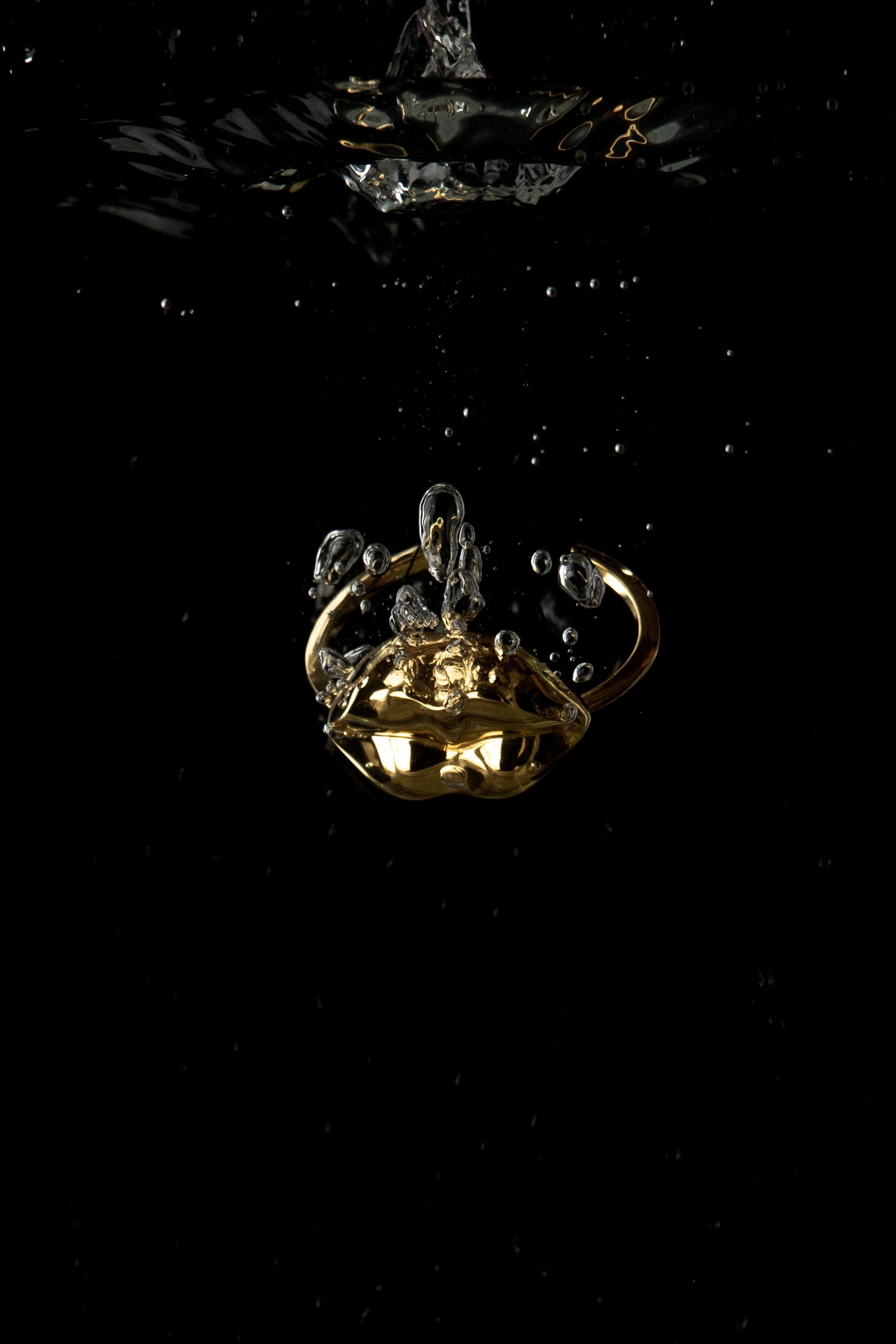 PULSEIRA LÁBIOS SURREALISTA - Bronze banhado a ouro 18K