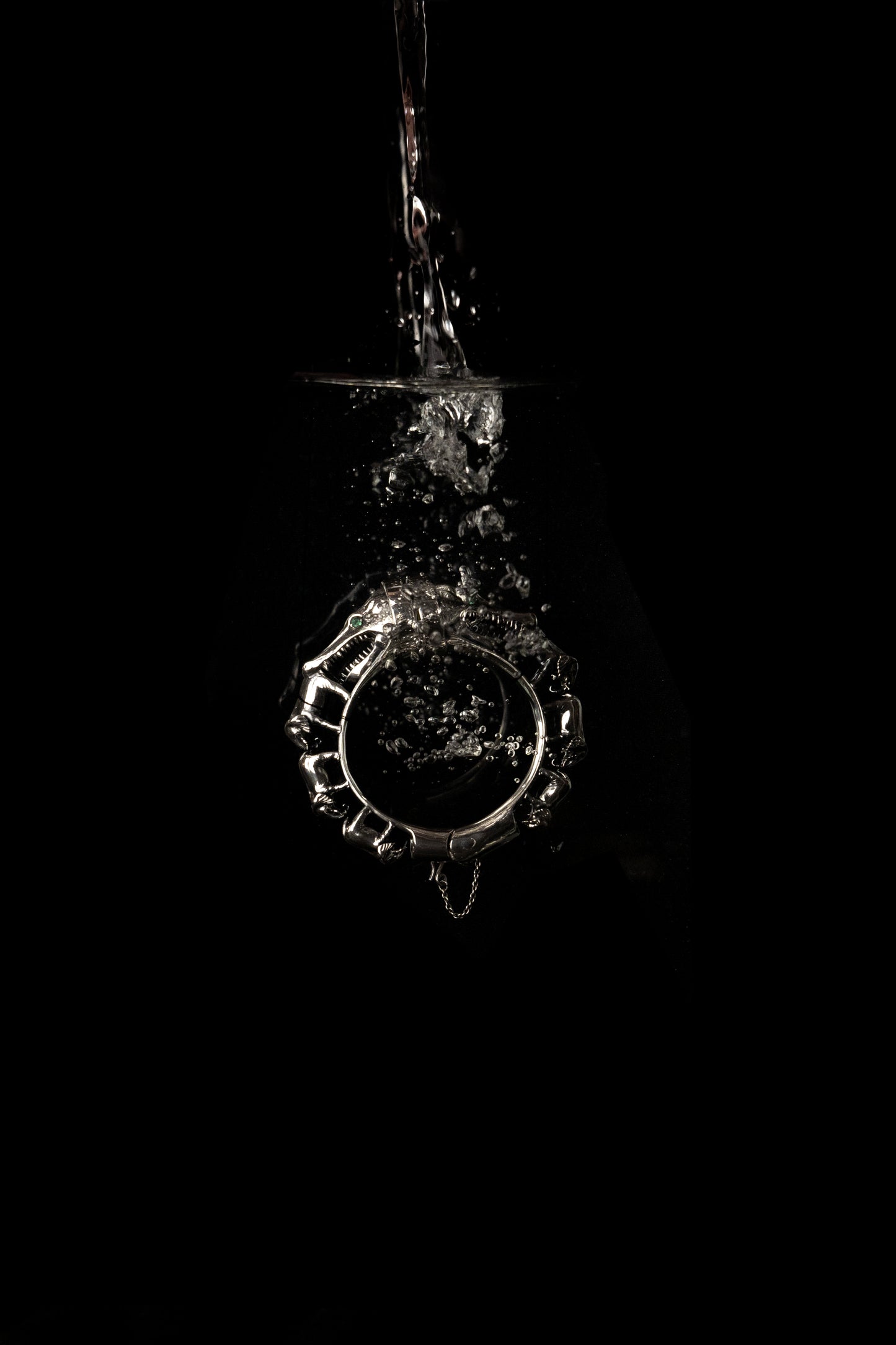 PULSEIRA ÁFRICA ESCULPIDA - Prata maciça com esmeraldas