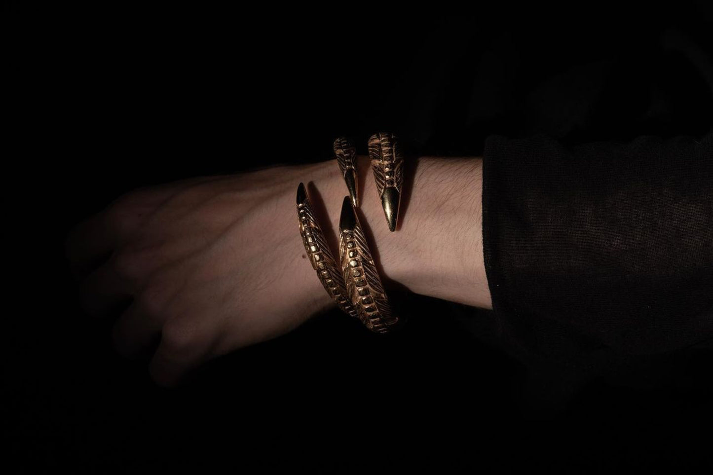 DOPPELKLAGEN-ARMBÄNDER – 18 Karat vergoldete Bronze mit Federverschluss